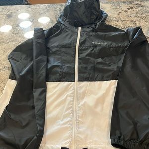 NWOT. Hooded women’s black and white M Columbia light jacket. Never worn!!